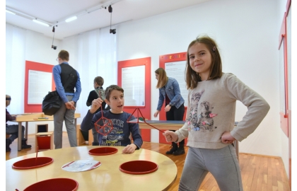 Vabljeni na vodenja po interaktivni razstavi in počitniško delavnico