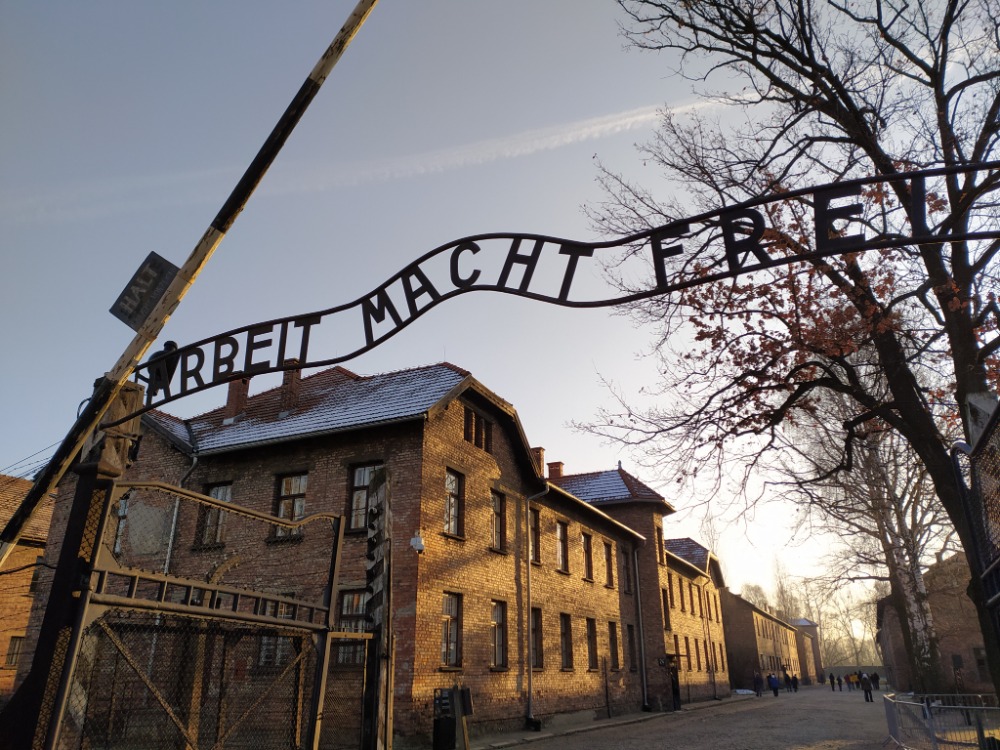 Vabljeni na odprtje gostujoče razstave Tu se je smrt utrudila do smrti: slovenske žrtve Auschwitza