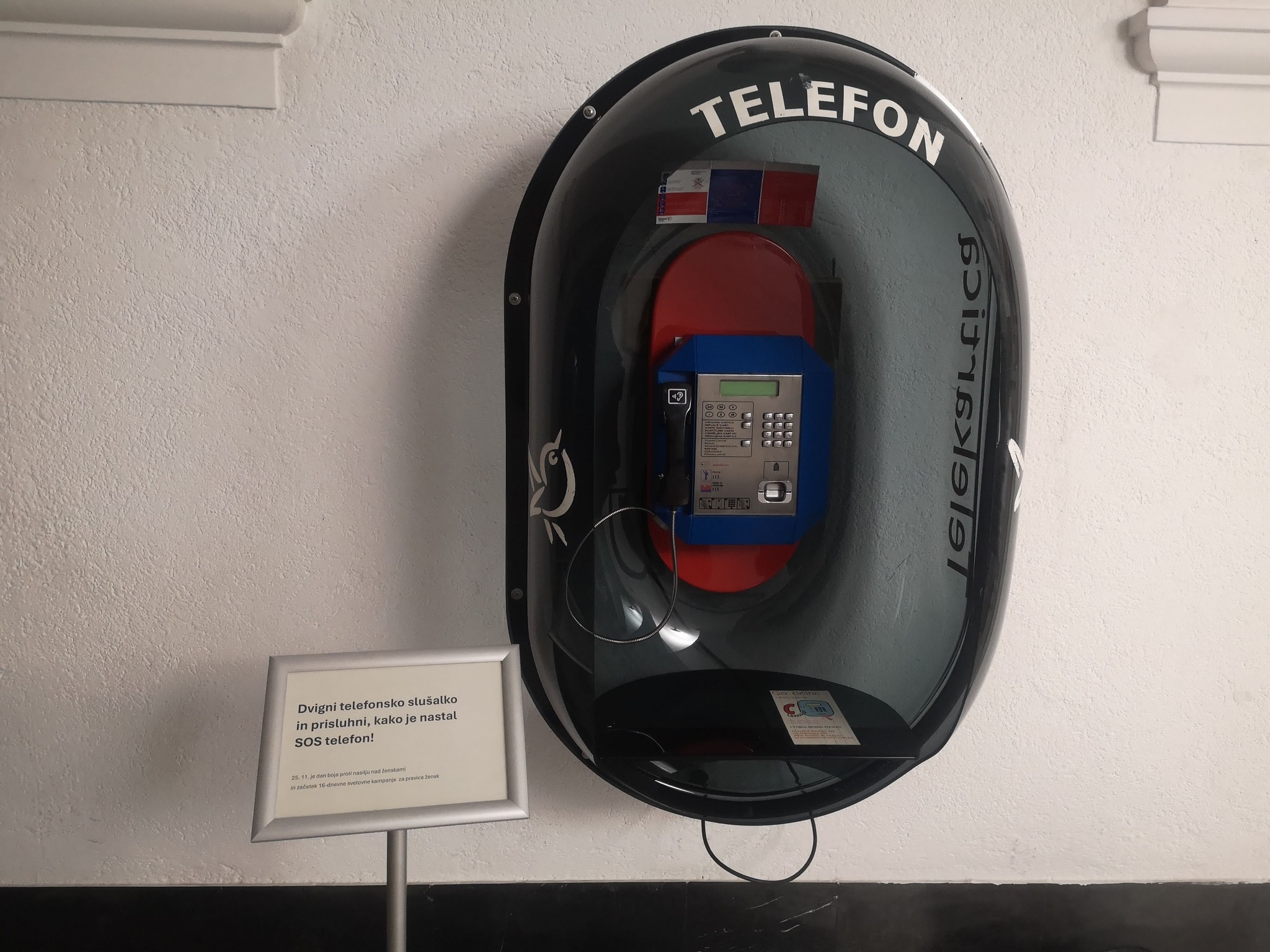 Telefonska govorilnica v avli MnZC